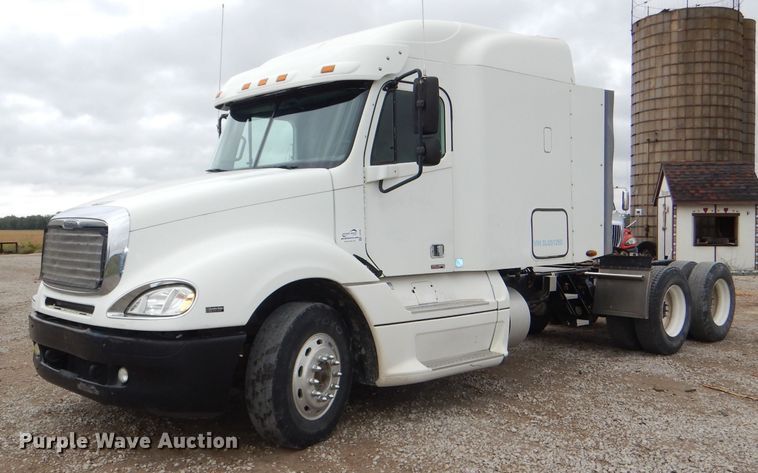 image for item DI2556 2005 Freightliner Columbia 120 semi truck