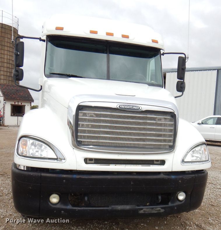 image for item DI2556 2005 Freightliner Columbia 120 semi truck