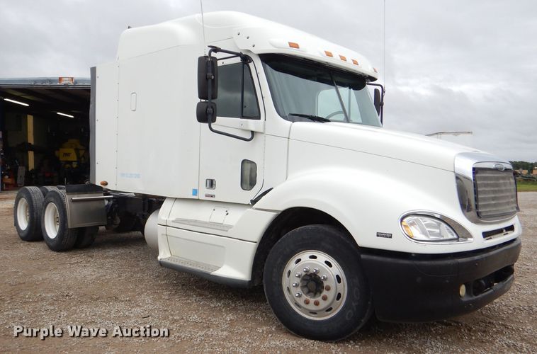 image for item DI2556 2005 Freightliner Columbia 120 semi truck