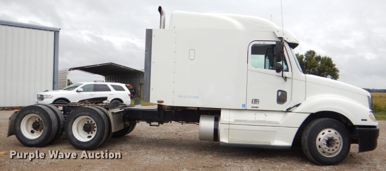 image for item DI2556 2005 Freightliner Columbia 120 semi truck
