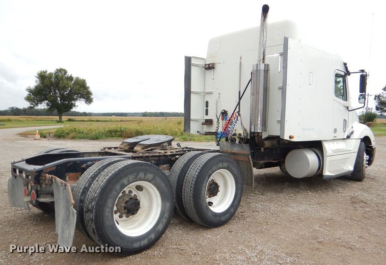 image for item DI2556 2005 Freightliner Columbia 120 semi truck