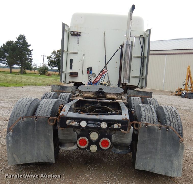 image for item DI2556 2005 Freightliner Columbia 120 semi truck