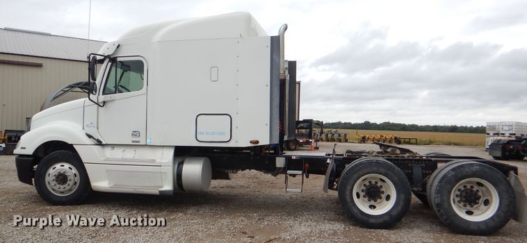 image for item DI2556 2005 Freightliner Columbia 120 semi truck