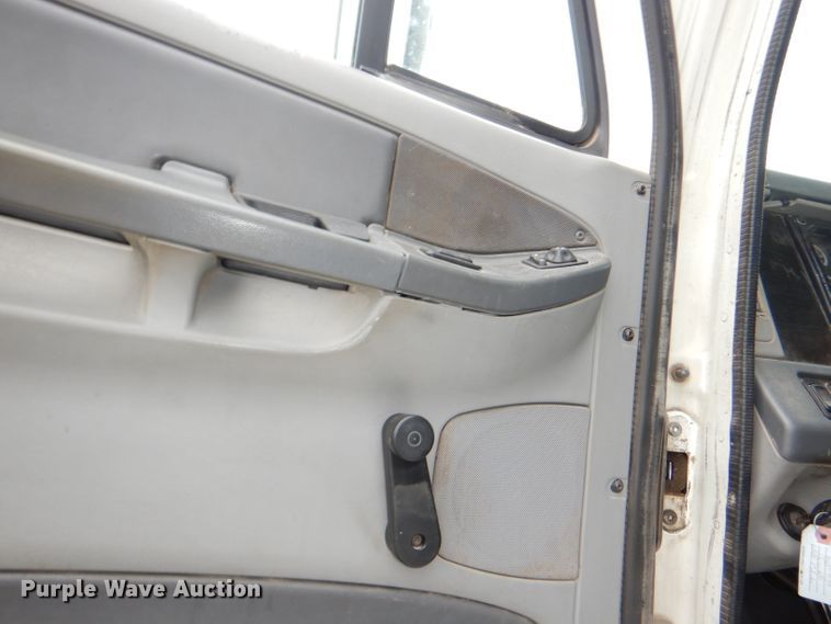 image for item DI2556 2005 Freightliner Columbia 120 semi truck