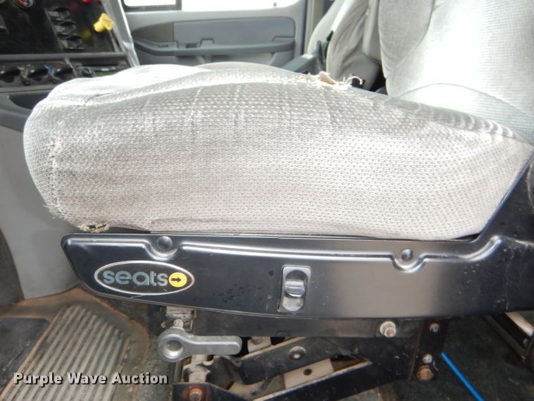 image for item DI2556 2005 Freightliner Columbia 120 semi truck