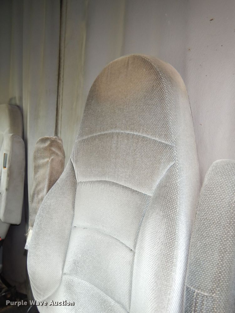 image for item DI2556 2005 Freightliner Columbia 120 semi truck