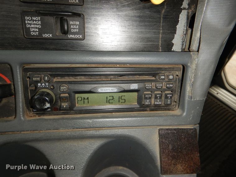 image for item DI2556 2005 Freightliner Columbia 120 semi truck