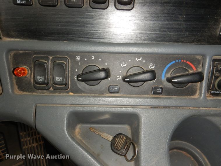 image for item DI2556 2005 Freightliner Columbia 120 semi truck