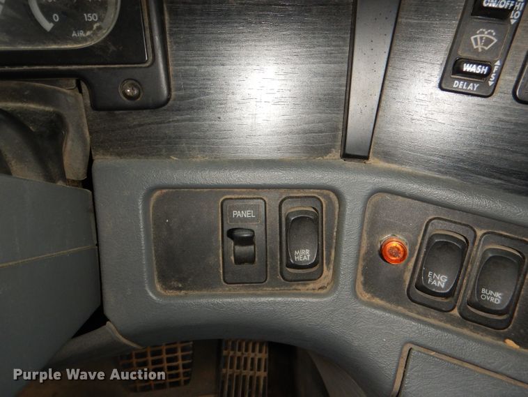 image for item DI2556 2005 Freightliner Columbia 120 semi truck