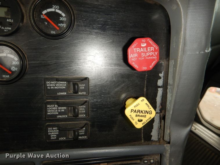 image for item DI2556 2005 Freightliner Columbia 120 semi truck