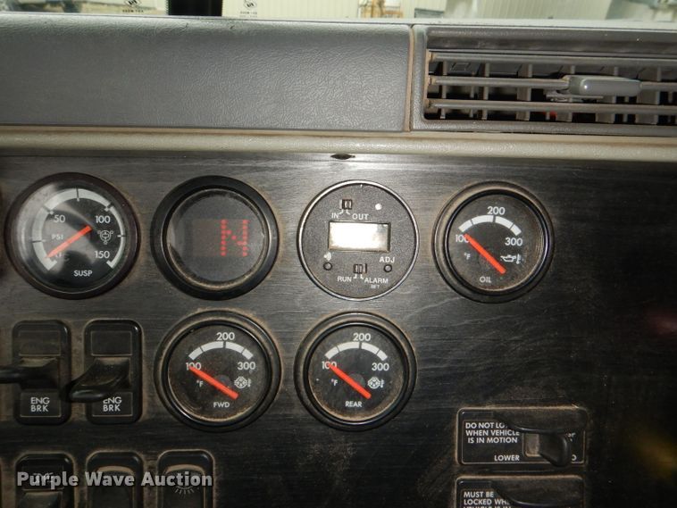 image for item DI2556 2005 Freightliner Columbia 120 semi truck