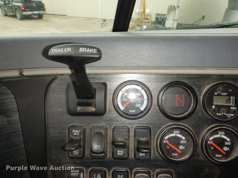 image for item DI2556 2005 Freightliner Columbia 120 semi truck