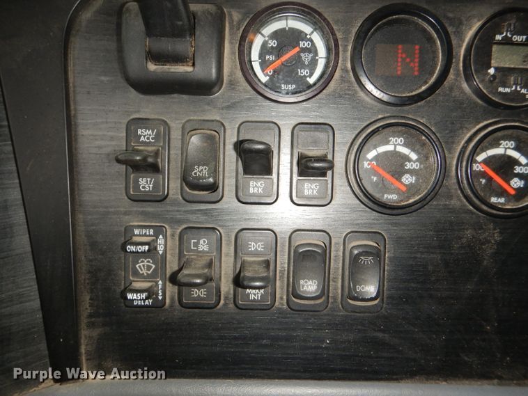 image for item DI2556 2005 Freightliner Columbia 120 semi truck