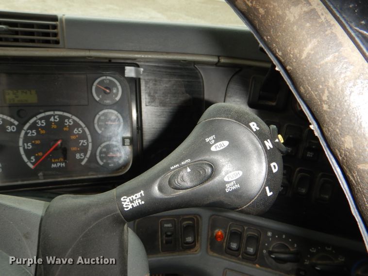 image for item DI2556 2005 Freightliner Columbia 120 semi truck