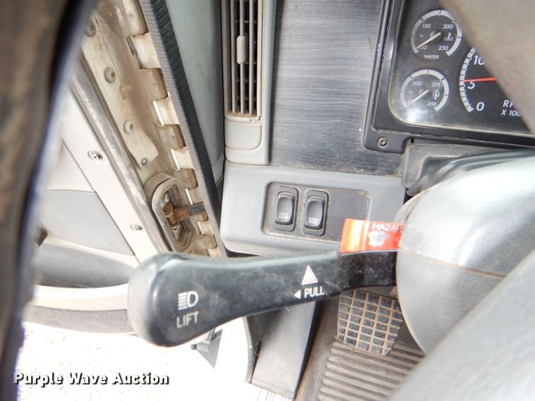 image for item DI2556 2005 Freightliner Columbia 120 semi truck