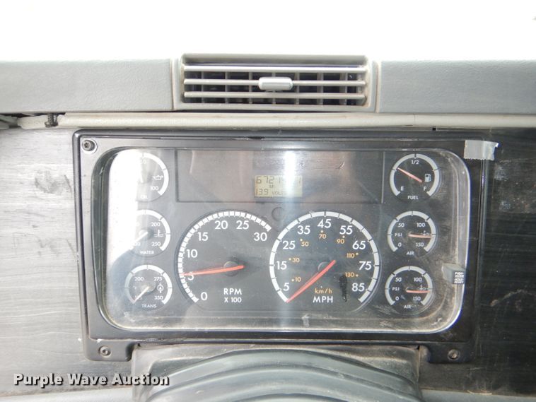 image for item DI2556 2005 Freightliner Columbia 120 semi truck