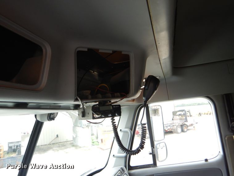 image for item DI2556 2005 Freightliner Columbia 120 semi truck