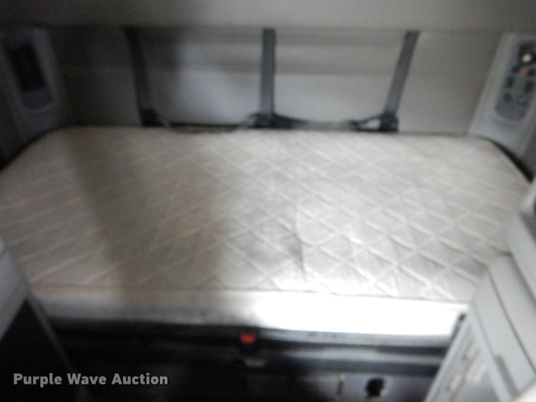 image for item DI2556 2005 Freightliner Columbia 120 semi truck