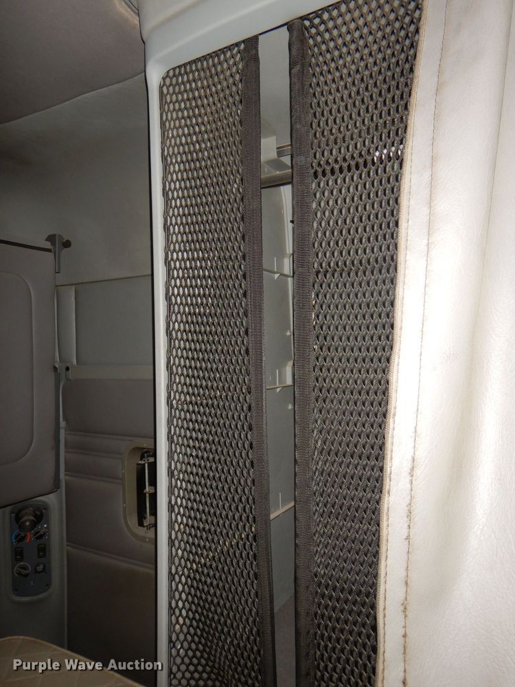 image for item DI2556 2005 Freightliner Columbia 120 semi truck