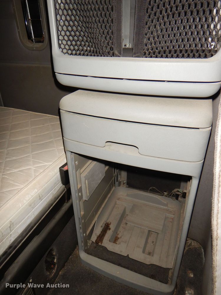 image for item DI2556 2005 Freightliner Columbia 120 semi truck