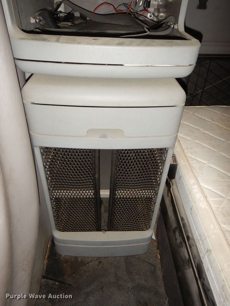 image for item DI2556 2005 Freightliner Columbia 120 semi truck