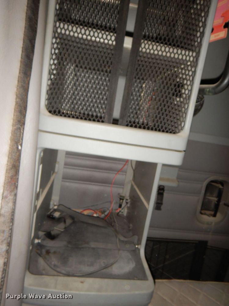 image for item DI2556 2005 Freightliner Columbia 120 semi truck