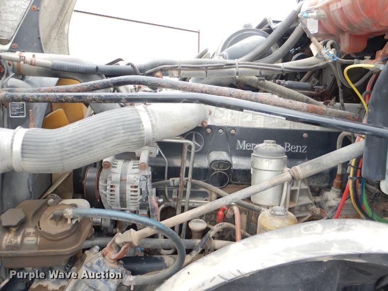 image for item DI2556 2005 Freightliner Columbia 120 semi truck