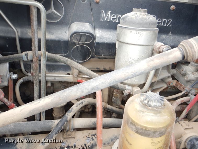 image for item DI2556 2005 Freightliner Columbia 120 semi truck