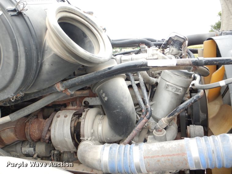 image for item DI2556 2005 Freightliner Columbia 120 semi truck