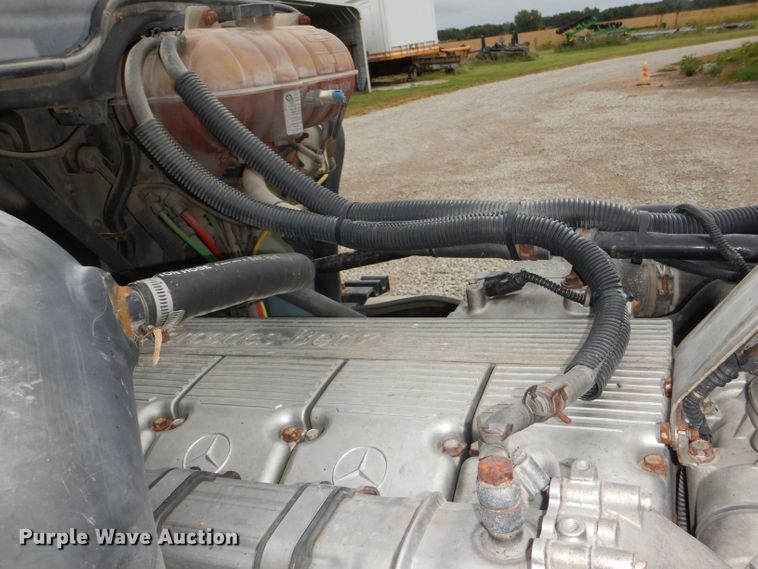 image for item DI2556 2005 Freightliner Columbia 120 semi truck