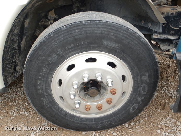 image for item DI2556 2005 Freightliner Columbia 120 semi truck