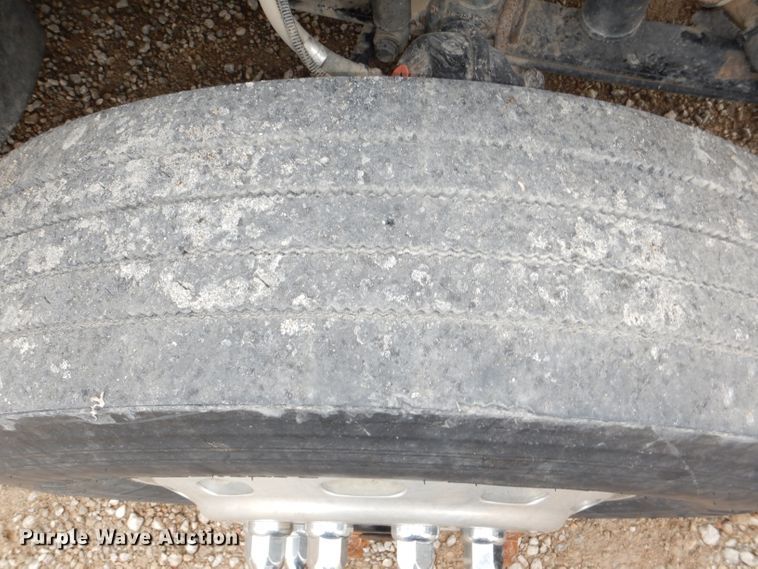 image for item DI2556 2005 Freightliner Columbia 120 semi truck