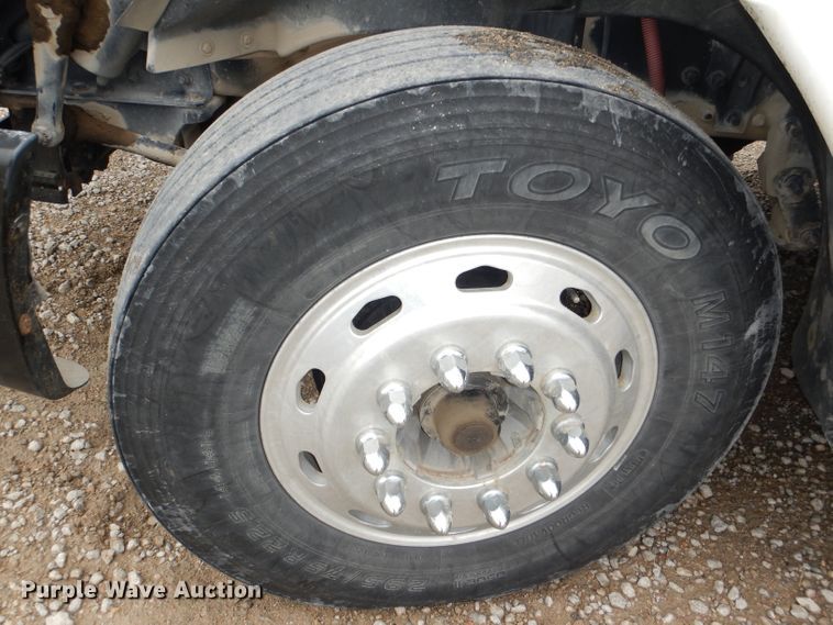 image for item DI2556 2005 Freightliner Columbia 120 semi truck