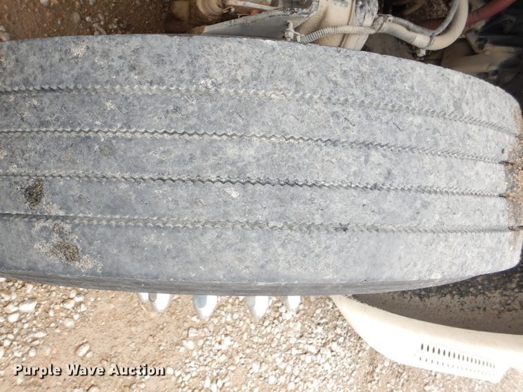 image for item DI2556 2005 Freightliner Columbia 120 semi truck