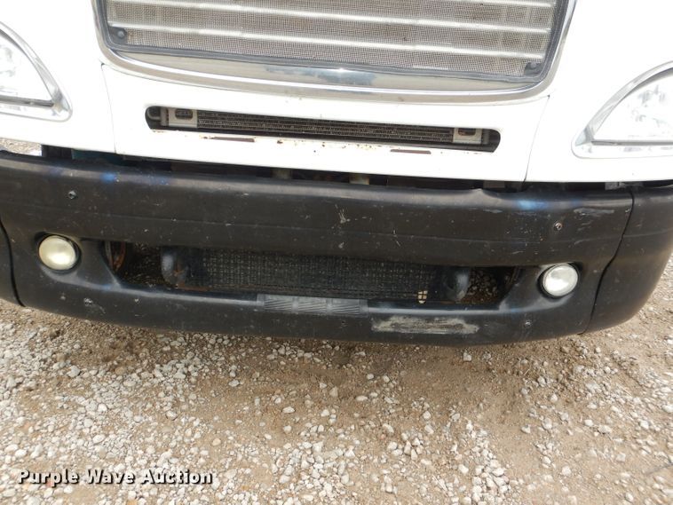 image for item DI2556 2005 Freightliner Columbia 120 semi truck