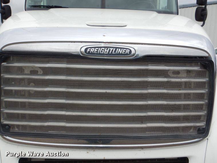 image for item DI2556 2005 Freightliner Columbia 120 semi truck