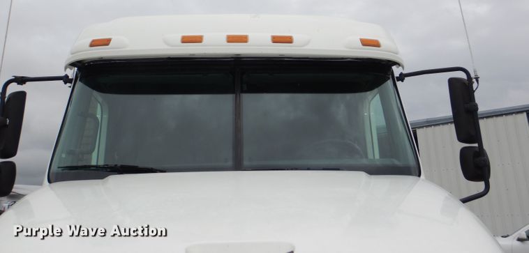 image for item DI2556 2005 Freightliner Columbia 120 semi truck