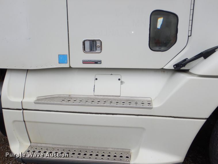 image for item DI2556 2005 Freightliner Columbia 120 semi truck