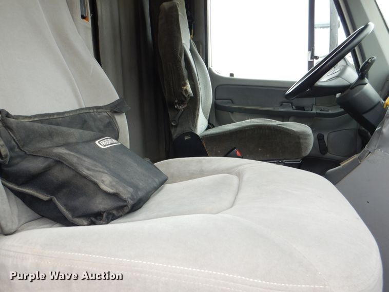 image for item DI2556 2005 Freightliner Columbia 120 semi truck