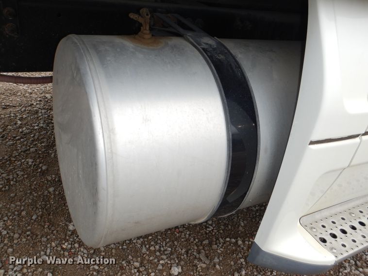 image for item DI2556 2005 Freightliner Columbia 120 semi truck