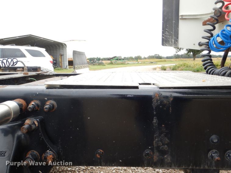 image for item DI2556 2005 Freightliner Columbia 120 semi truck