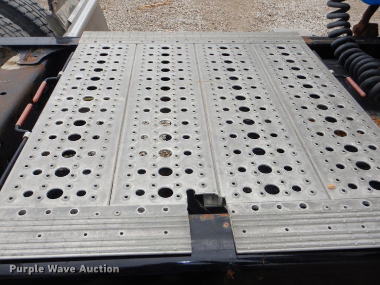 image for item DI2556 2005 Freightliner Columbia 120 semi truck