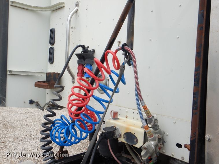 image for item DI2556 2005 Freightliner Columbia 120 semi truck