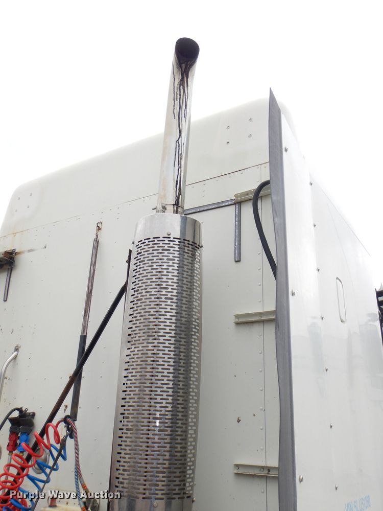 image for item DI2556 2005 Freightliner Columbia 120 semi truck