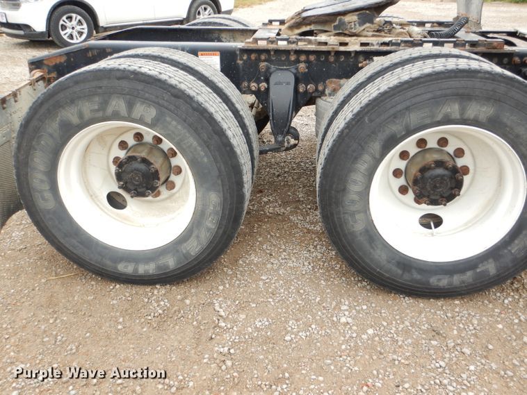 image for item DI2556 2005 Freightliner Columbia 120 semi truck