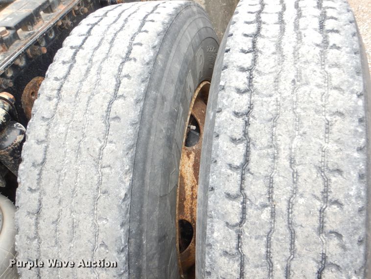 image for item DI2556 2005 Freightliner Columbia 120 semi truck