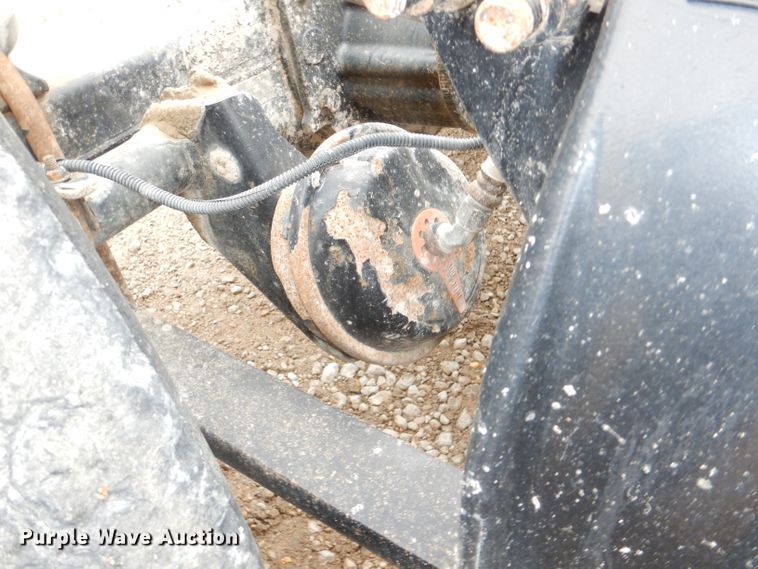 image for item DI2556 2005 Freightliner Columbia 120 semi truck