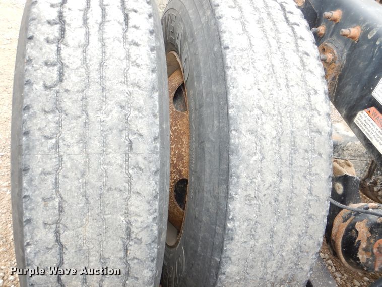 image for item DI2556 2005 Freightliner Columbia 120 semi truck