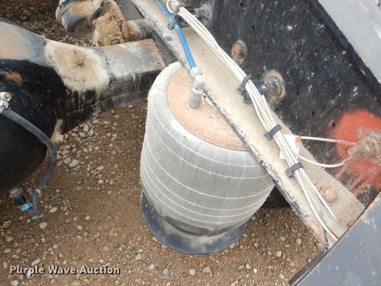 image for item DI2556 2005 Freightliner Columbia 120 semi truck