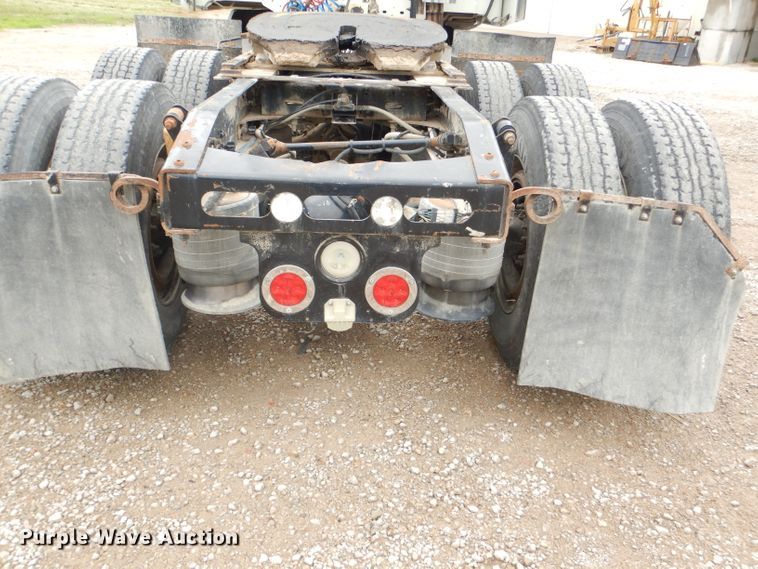 image for item DI2556 2005 Freightliner Columbia 120 semi truck